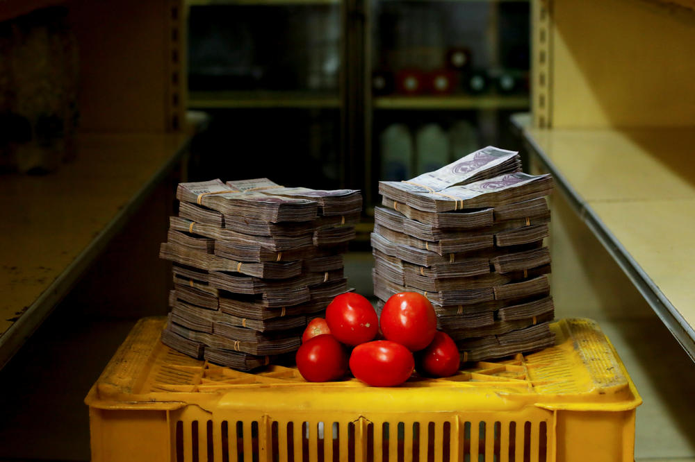 KOFER PUN PARA ZA OBIČNU DNEVNU KUPOVINU: U Venecueli je bila potrebna veća torba za novčanice nego za ono što kupite u bakalnici (FOTO)