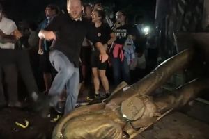 PROTESTI U SEVERNOJ KAROLINI: Demonstranti srušili spomenik vojnicima Konfederacije! (VIDEO)