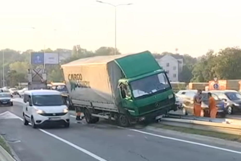 NEVEROVATNA SCENA U CENTRU BEOGRADA, OVO SE RETKO VIĐA: Kamion se nasukao na ogradu kod Mostarske petlje?!