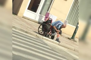 SNIMAK KOJI ŠERUJE CEO REGION: Bosanac u invalidskim kolicima uzeo čekić u ruke i udario po trotoaru da bi prešao ulicu! (VIDEO)