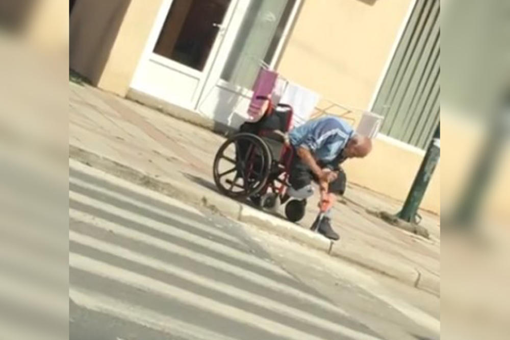 SNIMAK KOJI ŠERUJE CEO REGION: Bosanac u invalidskim kolicima uzeo čekić u ruke i udario po trotoaru da bi prešao ulicu! (VIDEO)