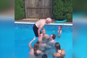 OVAKVOG DEKU BI SVAKO POŽELEO! Sa njim je pravo uživanje u bazenu! (VIDEO)