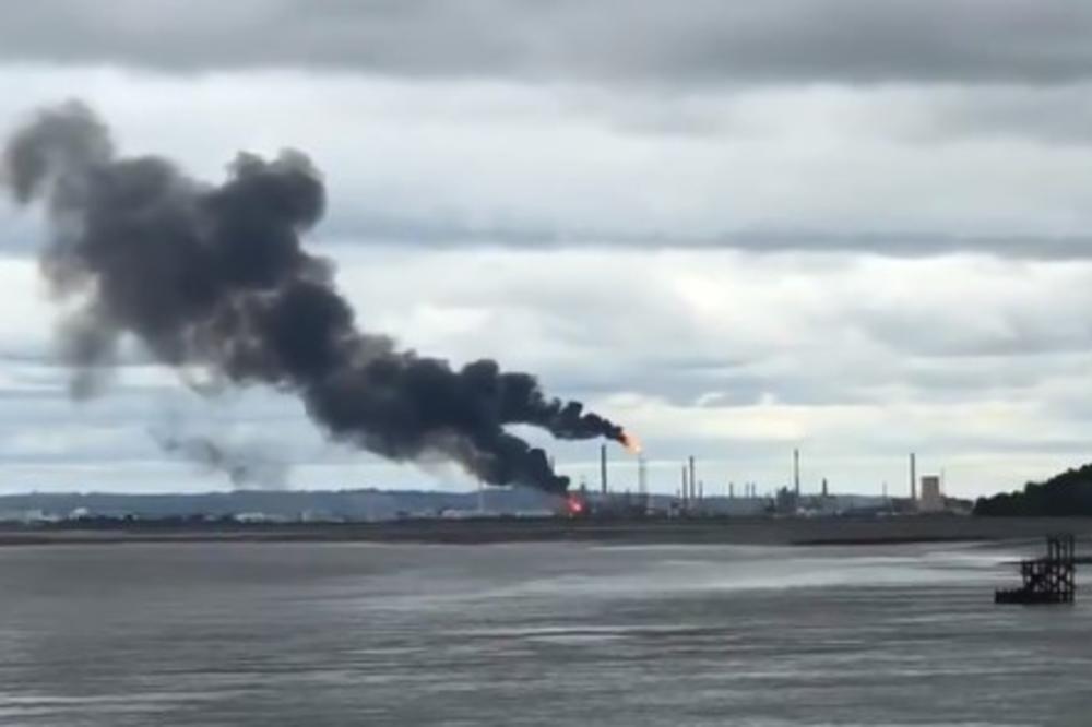 GORI BRITANSKA RAFINERIJA: Crni dim obavio postrojenja, još se ne zna razmera požara (VIDEO)