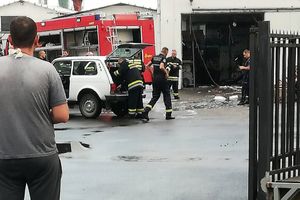 GORELA FABRIKA NAMEŠTAJA U LESKOVCU: Vatrogasci brzo ugasili požar, pomogla im i kiša