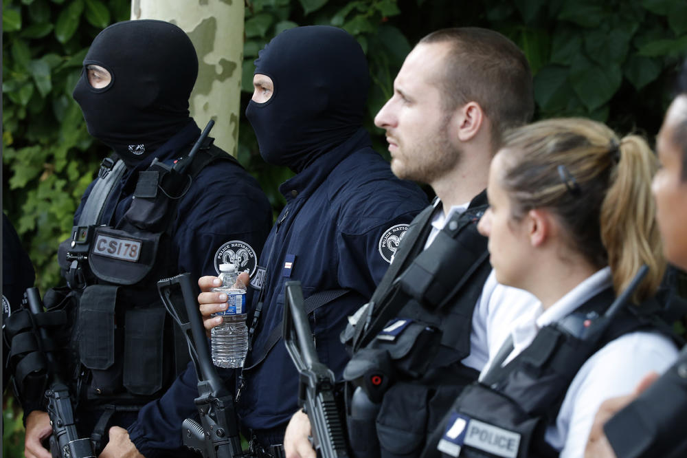 NOŽEM NA FRANCUSKE POLICAJCE: Terorista jurišao uz povike Alahu Akbar u Mecu (VIDEO)