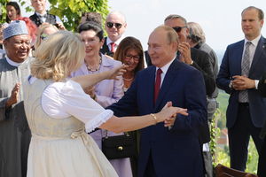 PUTINOVA BUBA OTIŠLA U DOBROTVORNE SVRHE: Austrijska ministarka poklonila svadbeni dar s autogramom šefa Rusije, evo za koliko je prodat!