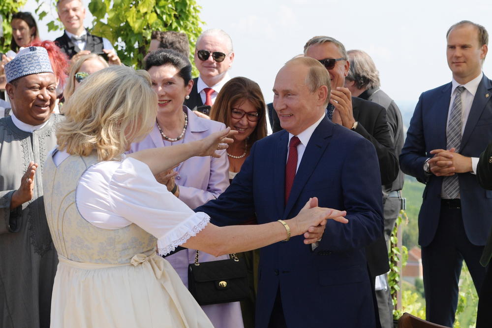 PUTINOVA BUBA OTIŠLA U DOBROTVORNE SVRHE: Austrijska ministarka poklonila svadbeni dar s autogramom šefa Rusije, evo za koliko je prodat!