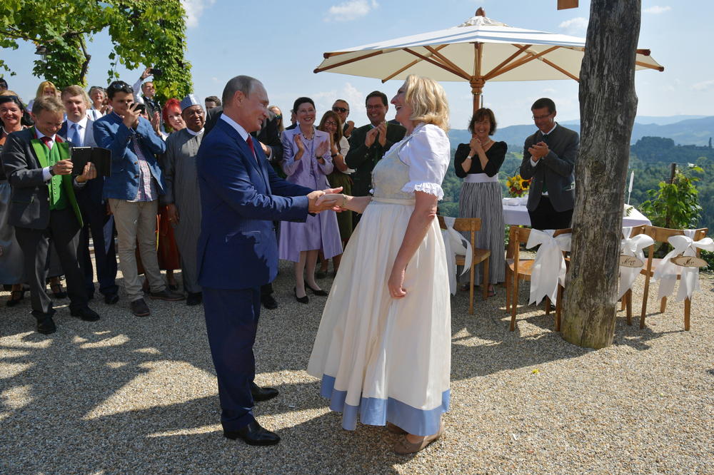 JOŠ SE PRIČA O NJENOJ SVADBI: Austrijska ministarka sve oduševila plesom sa Putinom, a za medeni mesec je izabrala naš komšiluk!