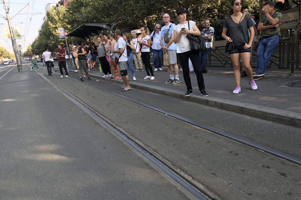 HAOS KOD LIONA: Udes tramvaja i tri vozila PARALISAO SAOBRAĆAJ! Putnici uzalud čekali prevoz! (FOTO)