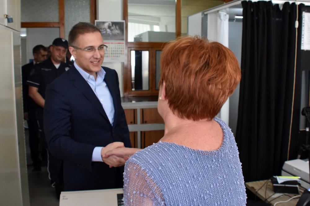 MINISTAR STEFANOVIĆ OBIŠAO POLICIJSKU STANICU U MAJDANPEKU: Želimo da policajci imaju bolje uslove za rad! (FOTO)