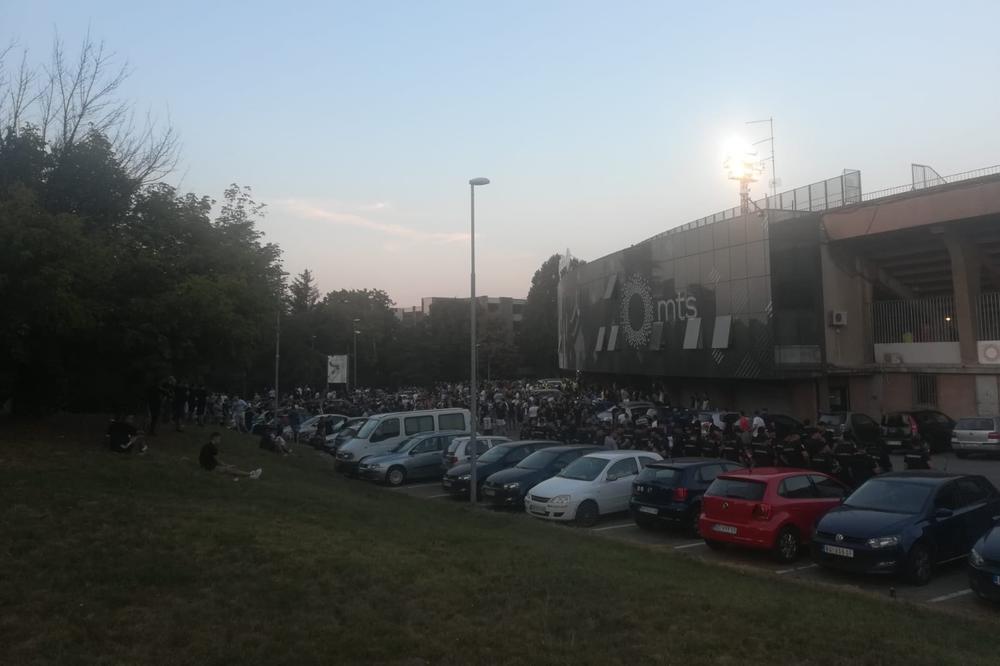 SPEKTAKL U HUMSKOJ: Atmosfera oko stadiona pred meč sezone za Partizan (KURIR TV)