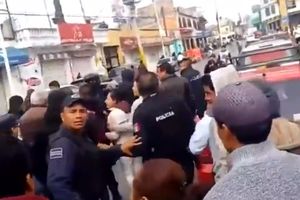 POLICAJCI NADRLJALI U GRADU PETARDI: U Meksiku pokušali da zatvore ilegalne fabrike, vlasnici odgovorili svim sredstvima (VIDEO)