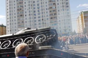 DRAMA NA VOJNOJ PARADI U RUSIJI: Prevrnuo se tenk! Okupljeni unezvereno gledali prizor (VIDEO)