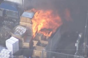 GORI KOMPLEKS FABRIKE TESLA AUTOMOBILA: Ogroman požar ispred postrojenja u Kaliforniji (VIDEO)