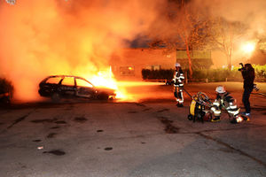 ŠVEDSKA OPET GORI, TEROR PIROMANA: Zapaljene kuće i automobili (FOTO)