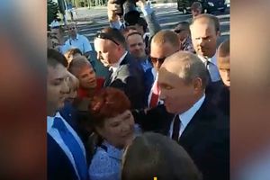 GOSPOĐA DOŠLA DO PUTINA I NIJE HTELA DA SE POMERI BEZ SELFIJA: Zaobišla i obezbeđenje, pa stala pored ruskog predsednika (VIDEO)