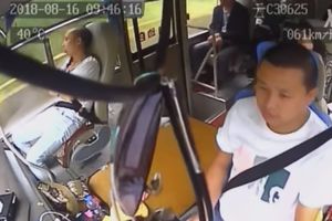 KAMENČUGA ULETELA KROZ PROZOR I POGODILA VOZAČA U GLAVU: Putnici se uspaničili, nastala prava drama! Neverovatna scena iz Kine! (VIDEO)