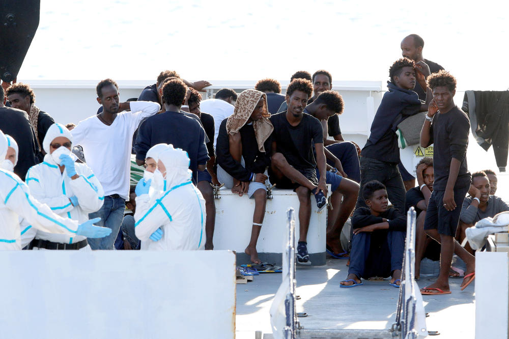 HAOS U SICILIJANSKOJ LUCI: Migranti započeli ŠTRAJK GLAĐU jer im ne daju da se iskrcaju sa broda (FOTO, VIDEO)