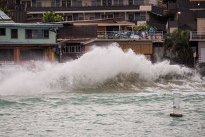 URAGAN KOJI PRETI HAVAJIMA OSLABIO NA KATEGORIJU 2: Vetrovi šibaju 175 km/h, turisti spaseni iz poplava (FOTO, VIDEO)