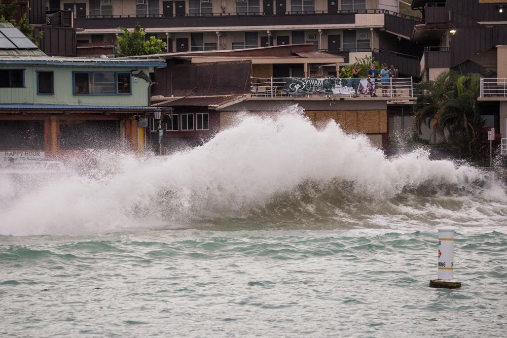 URAGAN KOJI PRETI HAVAJIMA OSLABIO NA KATEGORIJU 2: Vetrovi šibaju 175 km/h, turisti spaseni iz poplava (FOTO, VIDEO)