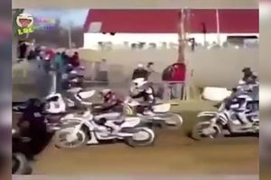 GDE NESTADE MOTOR USRED TRKE?! Vozač ostao u čudu, dok su ostali nastavili trku. (VIDEO)