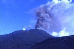 PROBUDILA SE ETNA: Vulkan na Siciliji izbacuje lavu 150 metara u visinu (FOTO)