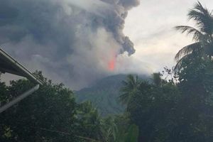 PROBUDIO SE VULKAN U PAPUI NOVOJ GVINEJI: 2.000 ljudi evakuisano, 3 sela direktno na putu lave! Stub dima visok 15 km!