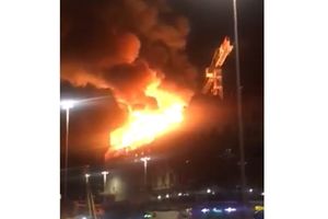 POŽAR U CIRIHU: Gori zgrada pored glavne železničke stanice, čuju se i eksplozije! (VIDEO)