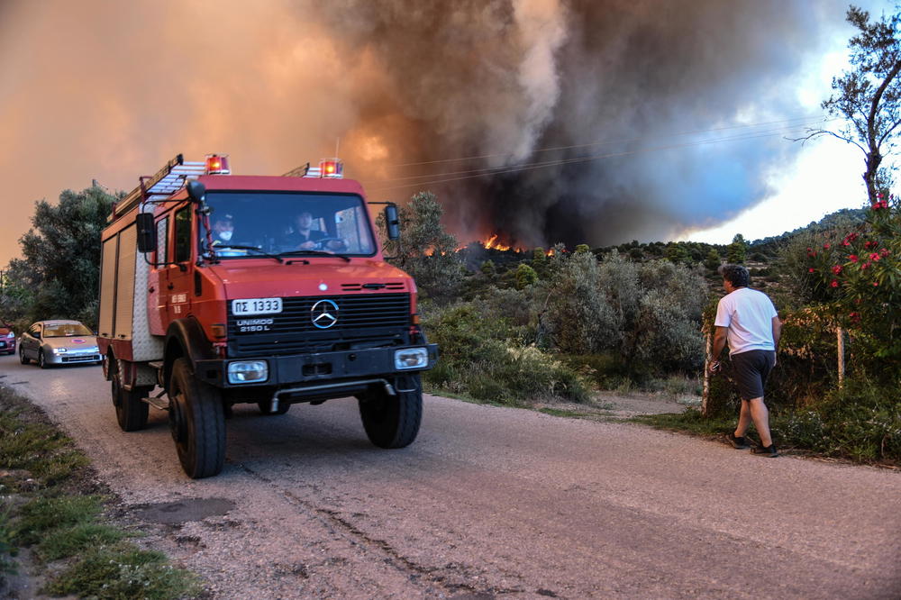 JAK VETAR RASPLAMSAO POŽAR NA EVIJI Vatrogasci evakuisali selo, borova šuma u plamenu!