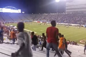 TUČA NAVIJAČA U AMERICI: Evakuisan stadion tokom utakmice srednjoškolaca (VIDEO)