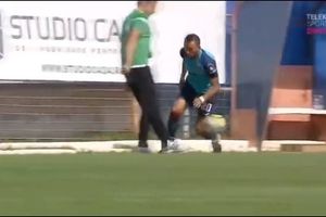 NAJLUĐI CRVENI KARTON IKADA! Trener pokosio protivničkog fudbalera da zaustavi kontru! (VIDEO)