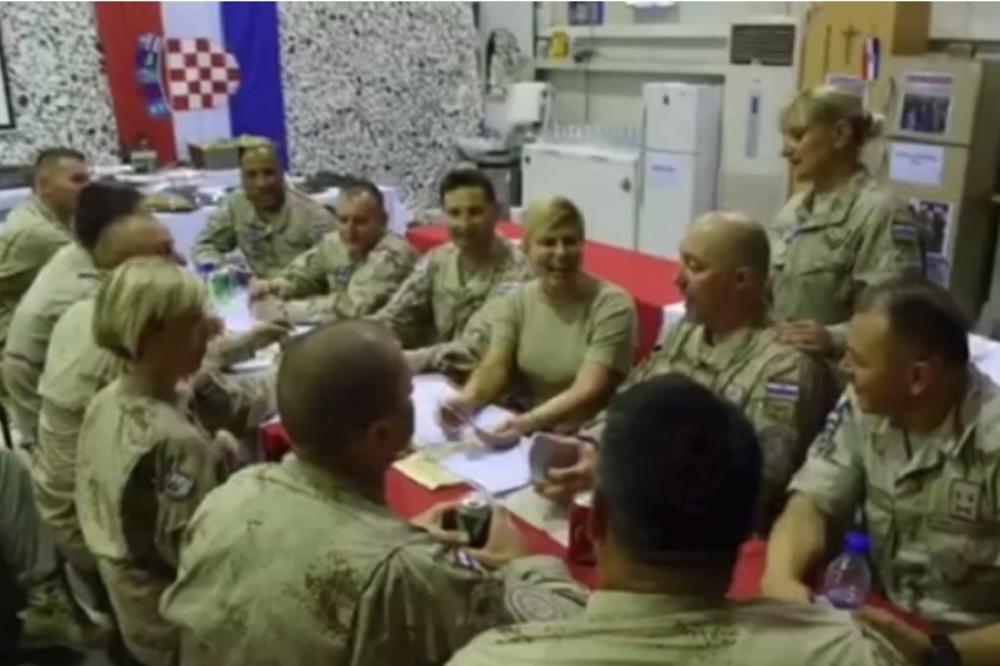 KOLINDU PONELA PESMA: Predsednica Hrvatske opet zapevala s vojnicima u Avganistanu (VIDEO)