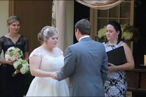 MLADENCI SU IZGOVARALI SVOJE ZAVETE: Držali su se za ruku, a ono što je matičarka uradila UNIŠTIO im je brak  (VIDEO)