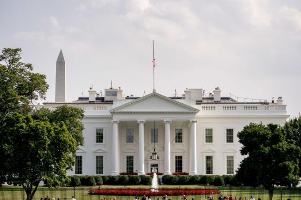 TRAMPA KRITIKUJU ZBOG MEKEJNA: Predsednik SAD podigao, pa ponovo spustio zastavu na Beloj kući (FOTO)
