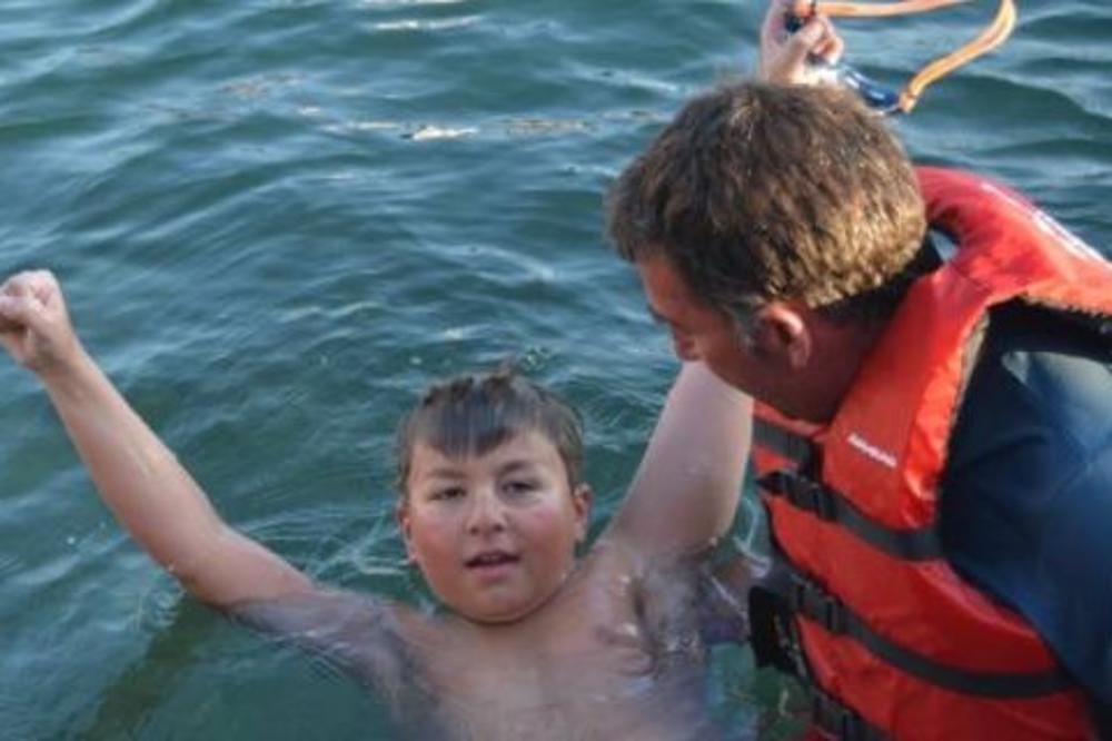 MALI MAKEDONSKI HEROJ: Marko Pejčinovski (12) preplivao Ohridsko jezero uprkos bolesti! (VIDEO, FOTO)