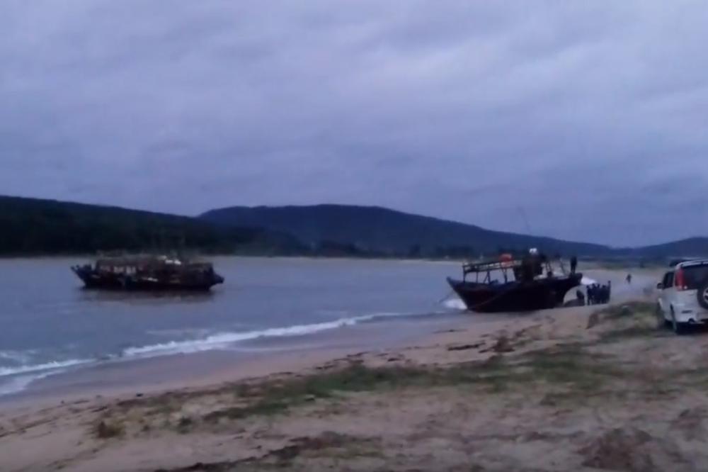 JEZIVI PRIZORI NA RUSKIM OBALAMA: Nasukalo se nekoliko brodova duhova, na njima nije bilo nikoga, ostala samo ribarska mreža! (VIDEO)