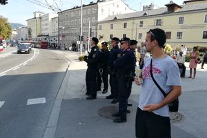 AUSTRIJSKA POLICIJA PODIGLA HELIKOPTERE IZNAD SALCBURGA: Mere bezbednosti pred utakmicu na najvišem nivou (KURIR TV)
