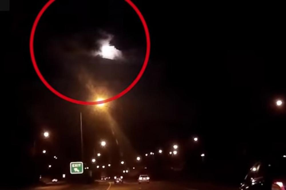 NLO ILI NEŠTO DRUGO: Na nebu se pojavila neobična kugla, a onda je eksplodirala pred začuđenim vozačima (VIDEO)