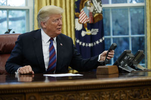 HALO, OVDE DONALD! TRAMP HIT NA INTERNETU: Telefon namučio predsednika Amerike, nije znao gde da stisne (VIDEO)