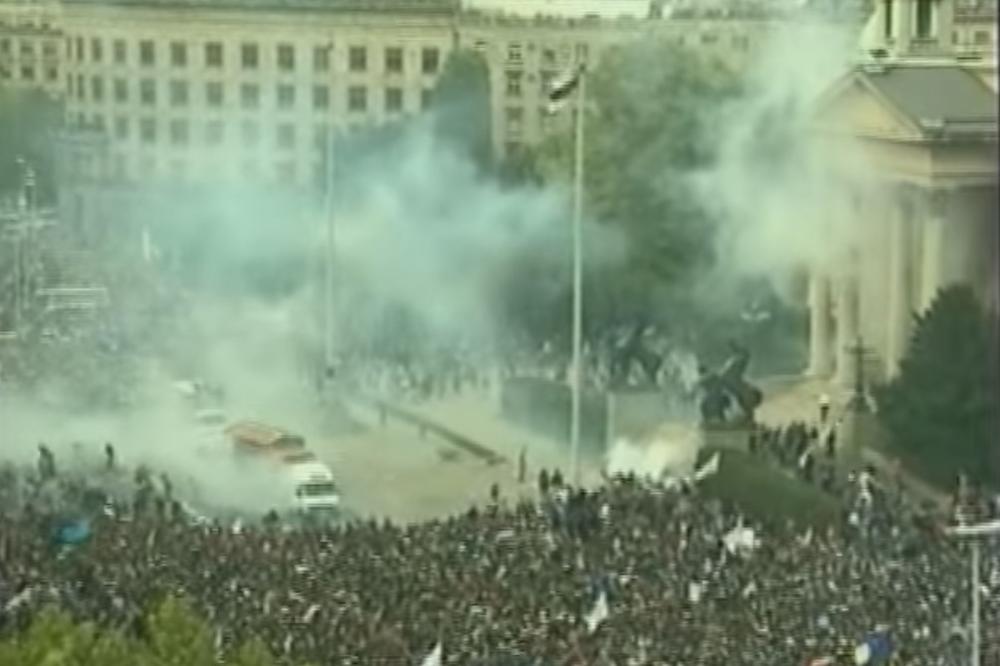 ISTORIJSKI DAN: U Beograd 5. oktobra stigle hiljade građana, policija prešla na stranu demonstranata, goreli su Skupština i RTS...