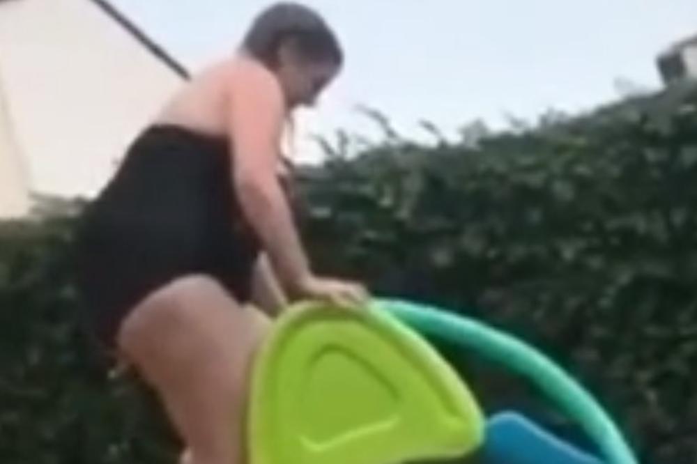 TOBOGAN JE ZA SITNU DECU, A DOŠLA KRUPNA ŽENA! Ne znaš da li je spust u bazen bio smešniji ili bolniji! (VIDEO)