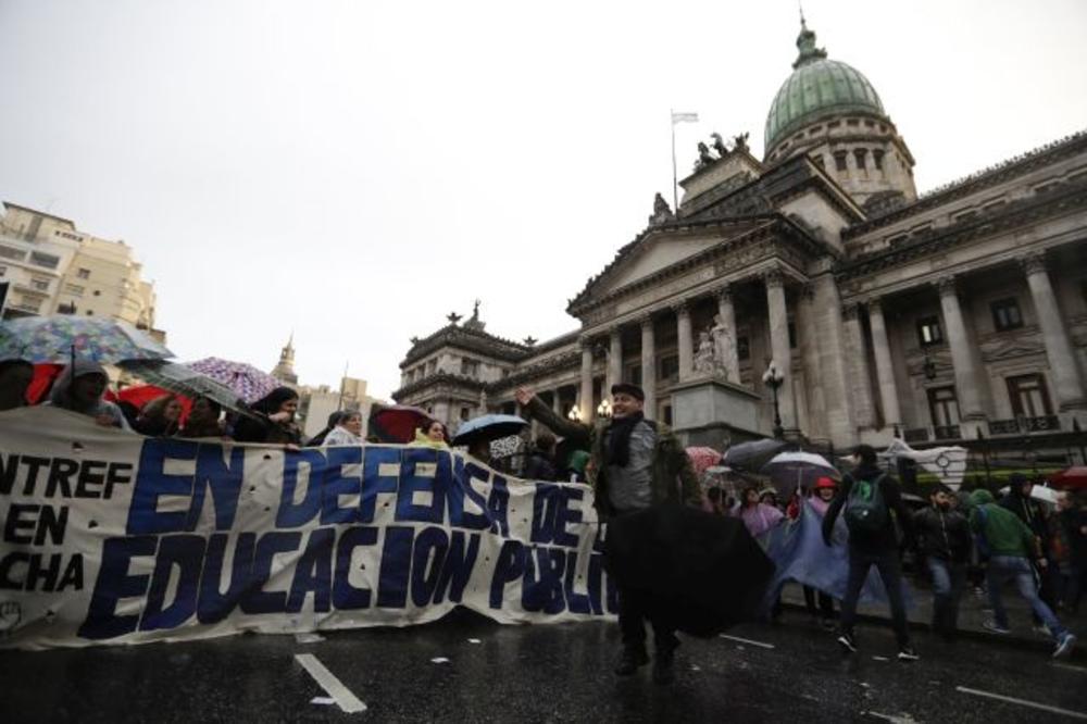 MASOVNI PROTESTI U ARGENTINI: Pezos za dan izgubio  20 odsto, građani izgubili poverenje u Vladu (FOTO, VIDEO)
