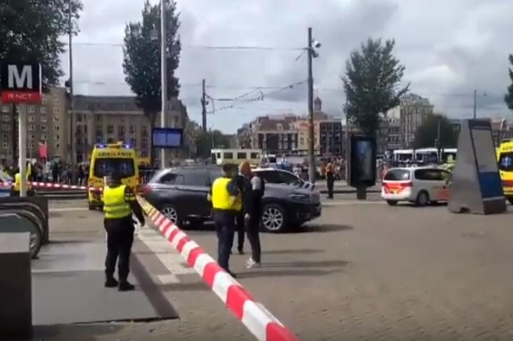 DRAMA U AMSTERDAMU! NOŽEM NASRTAO NA PROLAZNIKE, IZBO DVOJE: Policija ranila napadača na železničkoj stanici (VIDEO)