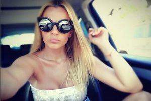 VRELIM FOTKAMA ZAPALILA INSTRAGRAM: Seksi mama Jelena Kostov uživa na odmoru, a na ovim slikama joj SVI ZAVIDE! (FOTO)