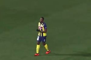 NAVIJAČI U TRANSU: Bolt konačno zaigrao! Pogledajte kako popularni Munja igra fudbal (VIDEO)
