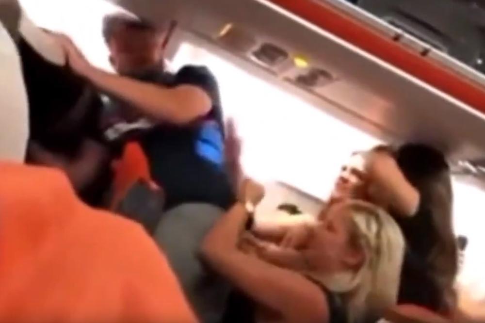 HAOS NA LETU ZA IBICU: Pijana plesala putnicima u krilu i pokazivala grudi, a posle jednog šamara je počela ozbiljna tuča! (VIDEO)