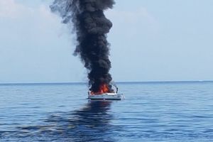 IZGORELA JEDRILICA KOD SPLITA: Spaseno dvoje ljudi, ali brodiću nije bilo spasa