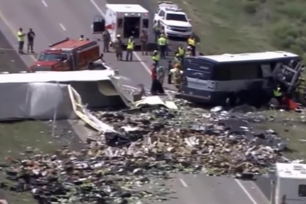 STRAVIČNA NESREĆA U NOVOM MEKSIKU: Kamionu pukla guma, pa udario u autobus, 8 mrtvih (VIDEO)
