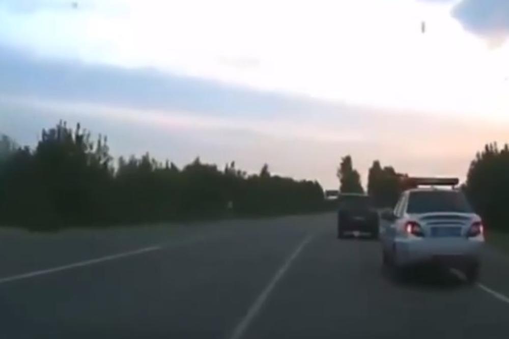 RUS BRUTALNO ISMEJAO POLICIJU: Dali se u poteru za njim, a on nasamario obe patrole (VIDEO)