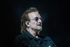 KONCERT ROK LEGENDI OTKAZAN, FANOVI RAZOČARANI: Bono ostao bez glasa, nakon samo 2 pesme sišao sa bine! (FOTO)